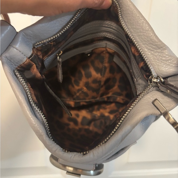 B.Makowsky Leather Crossbody bag (Light-Gray Pebbled) EUC ❤️ - Picture 5 of 7